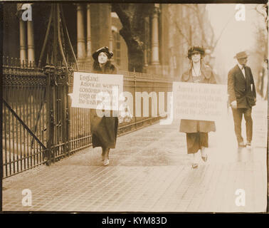 Une image historique de militantes tenant des affiches de protestation devant l'ambassade britannique à Washington, D.C. la protestation était liée à la guerre d'indépendance irlandaise et aux « Noirs et Tans ». La photographie reflète l'activisme politique des femmes au début du XXe siècle. Banque D'Images