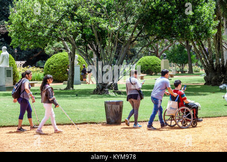 Buenos Aires Argentina,Bosses de Palermo,Parque 3 de Febrero,parc public,sentier,hispanique,garçons,mâle enfant enfants enfants,fille filles,femme,tee Banque D'Images