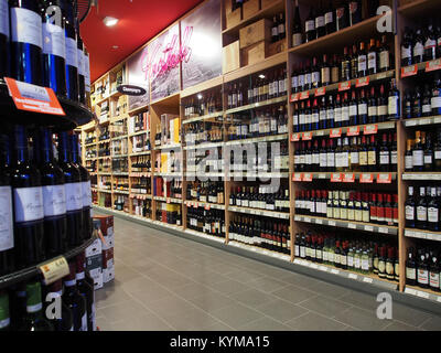 Une photographie montrant Edeka, un magasin de Baden-Baden, vendant des boissons alcoolisées, mettant en évidence l'environnement de vente au détail de l'époque. Banque D'Images