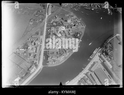 Cette photographie aérienne des années 1920-1940 met en valeur des quartiers clés d'Amsterdam, notamment Amsteldijk, Omval, Oost et Weesperzijde. La vue historique met en valeur le paysage urbain de la ville au début du XXe siècle. Banque D'Images