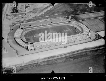 Vue aérienne d'Amsterdam, pays-Bas, capturée entre 1920 et 1940. L'image montre la disposition de la ville, avec des canaux proéminents, des bâtiments historiques et une structure urbaine. Banque D'Images