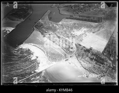 Vue aérienne d'IJmuiden prise entre 1920 et 1940, mettant en valeur le port et le paysage environnant au début du XXe siècle. L'image capture l'activité maritime animée de l'époque. Banque D'Images