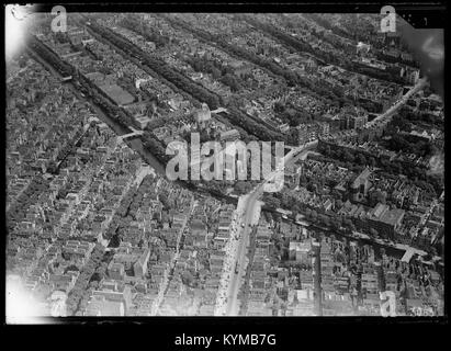 Photographie aérienne d'Amsterdam, prise entre 1920 et 1940. L'image présente le paysage de la ville, y compris des monuments comme le Westertoren, offrant une perspective historique de la ville pendant cette période. Banque D'Images