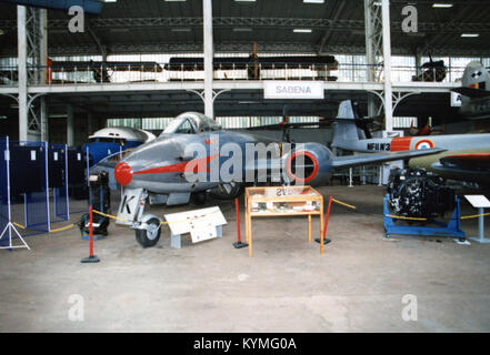 Une photographie d'un avion à réaction Gloster Meteor F8 EG224 K-K5, prise à Bruxelles en septembre 1996, montrant la conception et l'histoire militaire de l'avion. Banque D'Images