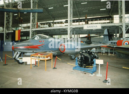 Photographie d'un Gloster Meteor F8, immatriculé EG224, prise à Bruxelles en septembre 1996. L'avion est représenté en vol, mettant en valeur ses caractéristiques distinctives et son importance historique dans l'aviation post-seconde Guerre mondiale. Banque D'Images