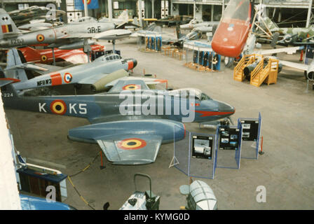 Une photographie du Gloster Meteor F8 EG224, un avion de chasse à réaction, photographié à Bruxelles en septembre 1996. L'image documente l'apparence de l'avion pendant l'événement, mettant en valeur sa conception et l'histoire de l'aviation. Banque D'Images