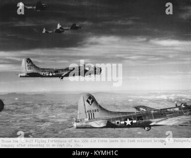 Un Boeing B-17 Flying Fortress en vol, présentant la conception à quatre moteurs et les caractéristiques militaires distinctes de l'avion pendant ses années opérationnelles pendant la IIe Guerre mondiale Banque D'Images