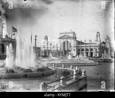 Cette photographie historique capture la Cour d'honneur et la fontaine colombienne à l'exposition universelle colombienne de Chicago de 1893, l'un des événements les plus importants de l'histoire américaine, mettant en valeur les innovations en architecture et en technologie. Banque D'Images