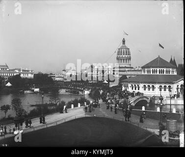 Une photographie en noir et blanc de l'exposition universelle colombienne de Chicago de 1893, montrant l'Illinois Building, Women's Building et le lagon. L'image capture la grandeur de la foire, les drapeaux et l'importance historique pendant l'événement. Banque D'Images