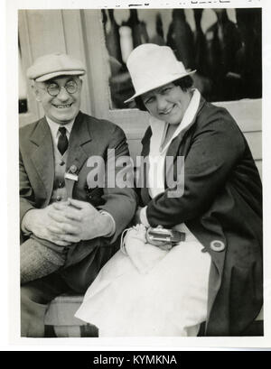 (De gauche à droite) Henry Granger Knight (1878-1942) et une femme non identifiée 5493916651 o Banque D'Images