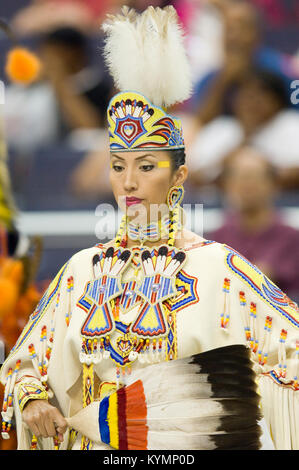 Une image vibrante d'un powwow amérindien de 2005, capturant des perles colorées et des vêtements traditionnels lors d'un événement cérémonial. Banque D'Images