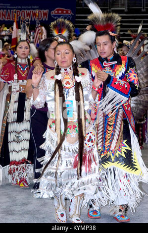 Une photographie du Powwow de 2005, capturant un rassemblement vibrant d'Amérindiens exécutant des danses traditionnelles. L'image montre les participants dans des vêtements colorés, mettant en valeur l'importance culturelle et le dynamisme de la cérémonie du pow-wow. Banque D'Images