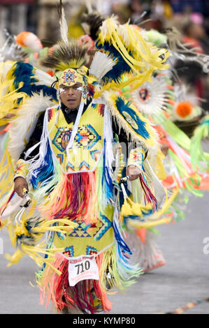 Cette image capture un moment vibrant du Powwow de 2005, mettant en valeur les cérémonies amérindiennes et la danse traditionnelle. La photo met en valeur les tenues culturelles et la performance animée, qui font partie d'une célébration plus large de l'héritage amérindien. Banque D'Images