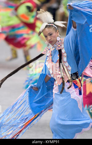 Une illustration historique capturant un danseur amérindien à un pow-wow en 2005. Le danseur est représenté portant une tenue traditionnelle avec des plumes colorées, célébrant les traditions de danse amérindiennes. Banque D'Images
