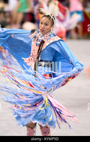 Une photographie du Powwow de 2005, montrant une danseuse amérindienne exécutant des danses traditionnelles dans des regalia élaborées. Cette image capture le dynamisme de la culture amérindienne à travers la danse et la tenue vestimentaire. Banque D'Images