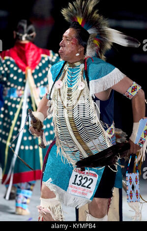 Une photographie du Powwow de 2005, capturant un danseur masculin en robe traditionnelle amérindienne avec une coiffe de plumes, participant à une danse cérémonielle pendant l'événement. Banque D'Images