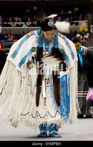 Un aîné amérindien célèbre l'histoire lors d'un pow-wow, portant une tenue traditionnelle, avec des plumes et une coiffe. L'événement est un rassemblement cérémoniel pour honorer la culture et le patrimoine amérindiens. Banque D'Images