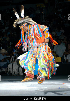 Une photographie du Powwow de 2005, capturant une danseuse amérindienne vêtue de regalia traditionnels, y compris des perles et des plumes colorées. L'image met en valeur la performance vibrante de la danse culturelle amérindienne. Banque D'Images