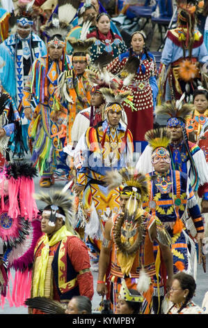 Image composite du Powwow de 2005, montrant des hommes et des femmes amérindiennes exécutant des danses traditionnelles dans des regalia pleines, capturées dans des couleurs vives. L’événement fait partie des archives culturelles de la Smithsonian institution. Banque D'Images