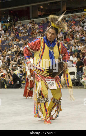 Une photographie du Powwow de 2005, capturant une danseuse amérindienne dans des regalia traditionnelles. L'image montre le danseur se produisant avec des plumes, des tambours et une robe de tête dans le cadre de la cérémonie culturelle. Banque D'Images