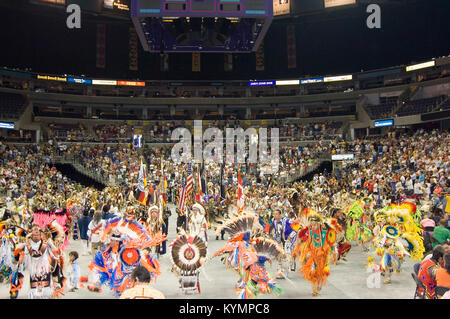 Une scène du pow-wow amérindien de 2005, avec une foule rassemblée au Musée national des Indiens d'Amérique. Les participants sont vus danser en costumes traditionnels dans une arène ouverte. Banque D'Images