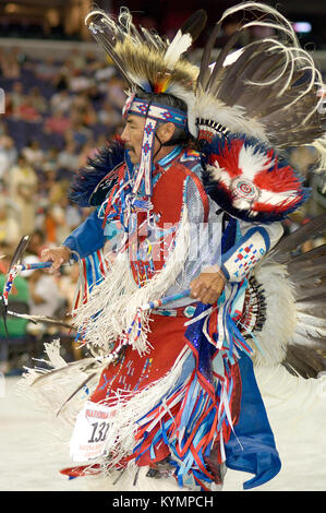 Une photographie du Powwow de 2005, présentant des compétitions de danse amérindiennes, avec des participants dans des costumes et coiffes traditionnels colorés. L'événement a eu lieu au Musée national des Indiens d'Amérique. Banque D'Images