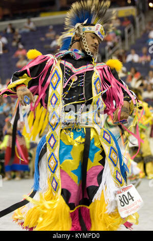 Une photographie de la célébration du Powwow de 2005, montrant une danseuse amérindienne en tenue de cérémonie, avec des tatouages à la main et des plumes, dans le cadre de la compétition Powow. Banque D'Images