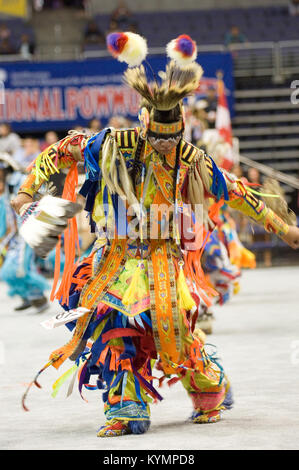 Une photographie d'un pow-wow de 2005, représentant une danseuse dans des regalia amérindiennes traditionnelles, y compris une robe et une coiffe colorées. L'image capture la culture vibrante et les expressions artistiques de la danse indigène. Banque D'Images
