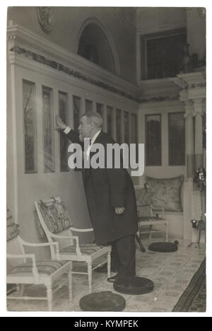 Portrait de Lawrence Alma-Tadema, artiste renommé du XIXe siècle connu pour ses représentations de l'antiquité classique et ses peintures détaillées. Banque D'Images