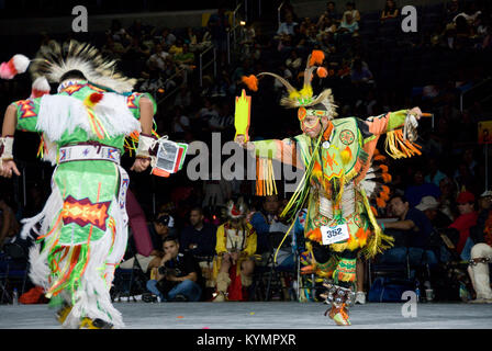 Une photographie du Powwow de 2007, mettant en scène des danseurs amérindiens jouant dans des regalia colorées, mettant en valeur les traditions vibrantes de la culture amérindienne lors d'un événement Powow. Banque D'Images