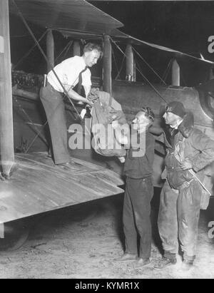 Photographie de Paul Collins pilote avion et sac de première 4011399822 o Banque D'Images