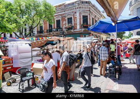 Buenos Aires Argentina,San Telmo Plaza Dorrego,art,foire d'antiquités,vendeurs,enfants stall stands stands marché achat stands stands, shopping Banque D'Images