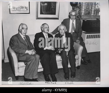 Photographie historique du physicien Albert Einstein, Isidor Isaac Rabi, Niels Bohr et James Franck, capturée lors d'une réunion. L'image reflète leurs contributions à la mécanique quantique et à la relativité. Banque D'Images