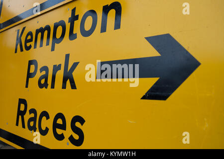 Panneau routier temporaire donnant des directives, avec une flèche dirigée vers la droite, à Kempton Park Races Banque D'Images