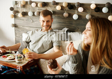 Couple having breakfast in bed Banque D'Images