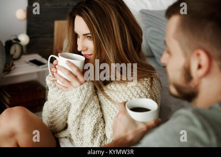 Couple avec café à chambres Banque D'Images