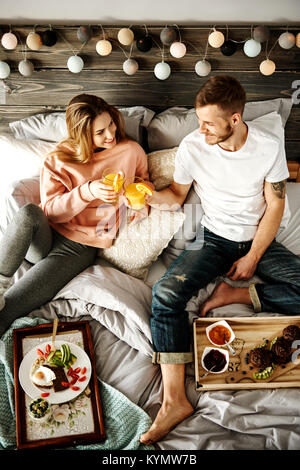 Heureux couple having breakfast in bed Banque D'Images