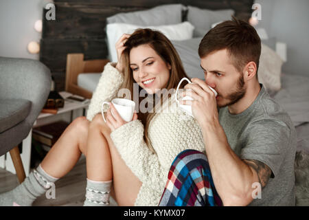 Affectionate couple boire le café du matin à la chambre Banque D'Images