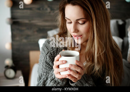 Jolie femme à boire le café du matin Banque D'Images