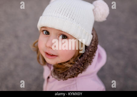 Une petite fille qui marche chiot Jack Russell Terrier Banque D'Images