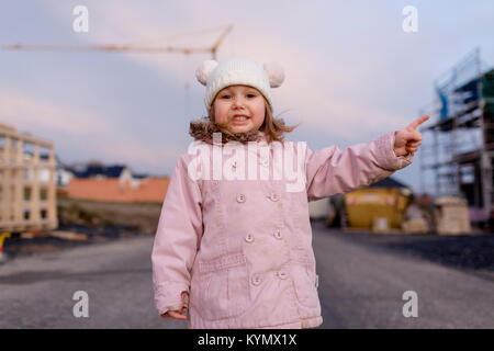 Une petite fille qui marche chiot Jack Russell Terrier Banque D'Images