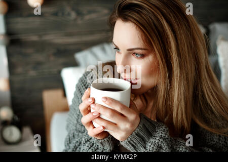 Cheerful woman boire le café du matin Banque D'Images