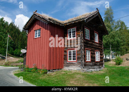 Larsstoga Café Shop dans maison en bois à l'air libre du musée dans West-Telemark avec Eidsborg Norvège païenne du plus ancien bâtiment en bois à partir de 1167. Ciel bleu Banque D'Images