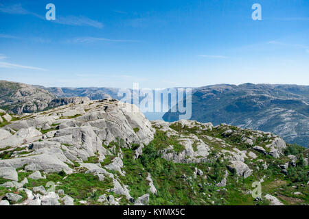 Des vues spectaculaires de l'Pulpit Rock sur le Lysefjord découlant 604 mètres au-dessous du célèbre Preikestolen en Norvège Banque D'Images