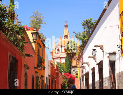 Clocher de l'église de l'archange Dome. Vue depuis la rue Aldama Parroquia, San Miguel de Allende, Guanajuato, Mexique, Etat de l'Amérique du Nord. Patrimoine mondial de l'UNESCO Banque D'Images