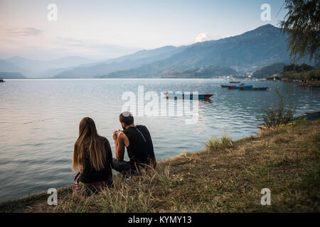 Les touristes sur la rive de la Lac Phewa dans Pokhara, Népal, Asie. Banque D'Images