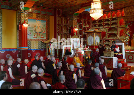 Moines et moniales se réunissent pour entendre Akong Rinpoché, fondateur de naissance-Tibétain le monastère de Samye Ling à Dumfriesshire, Ecosse, en confère une bénédiction sur son frère Lama Yeshe Losal (habillé en jaune), lors d'une cérémonie pour marquer le 60e anniversaire de ce dernier. Banque D'Images