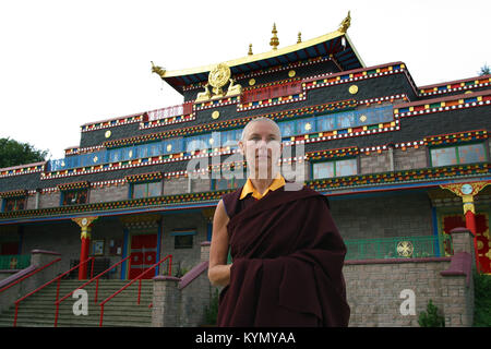 Rinchen Khandro, une religieuse bouddhiste de la communauté de Samye Ling dans le sud de l'Ecosse, sur la photo en face du monastère's temple sur sa dernière journée avant de se rendre à Holy Island au large de la côte ouest où l'ancien modèle, auteur-compositeur et créateur de mode va passer les trois prochaines années. Banque D'Images