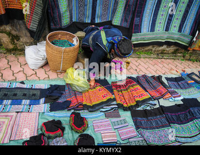 Sapa, Vietnam - Sep 20, 2013. Une femme Hmong de vendre les vêtements traditionnels à Sapa, Vietnam du Nord. Sa Pa est une ville dans le nord-ouest du Vietnam, non loin de t Banque D'Images