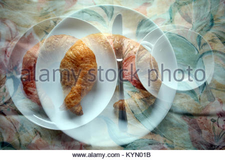 Un croissant feuilletée Bamberg sur une plaque blanche à côté d'une tasse de café dans la cuisine allemande au moment du petit-déjeuner Banque D'Images